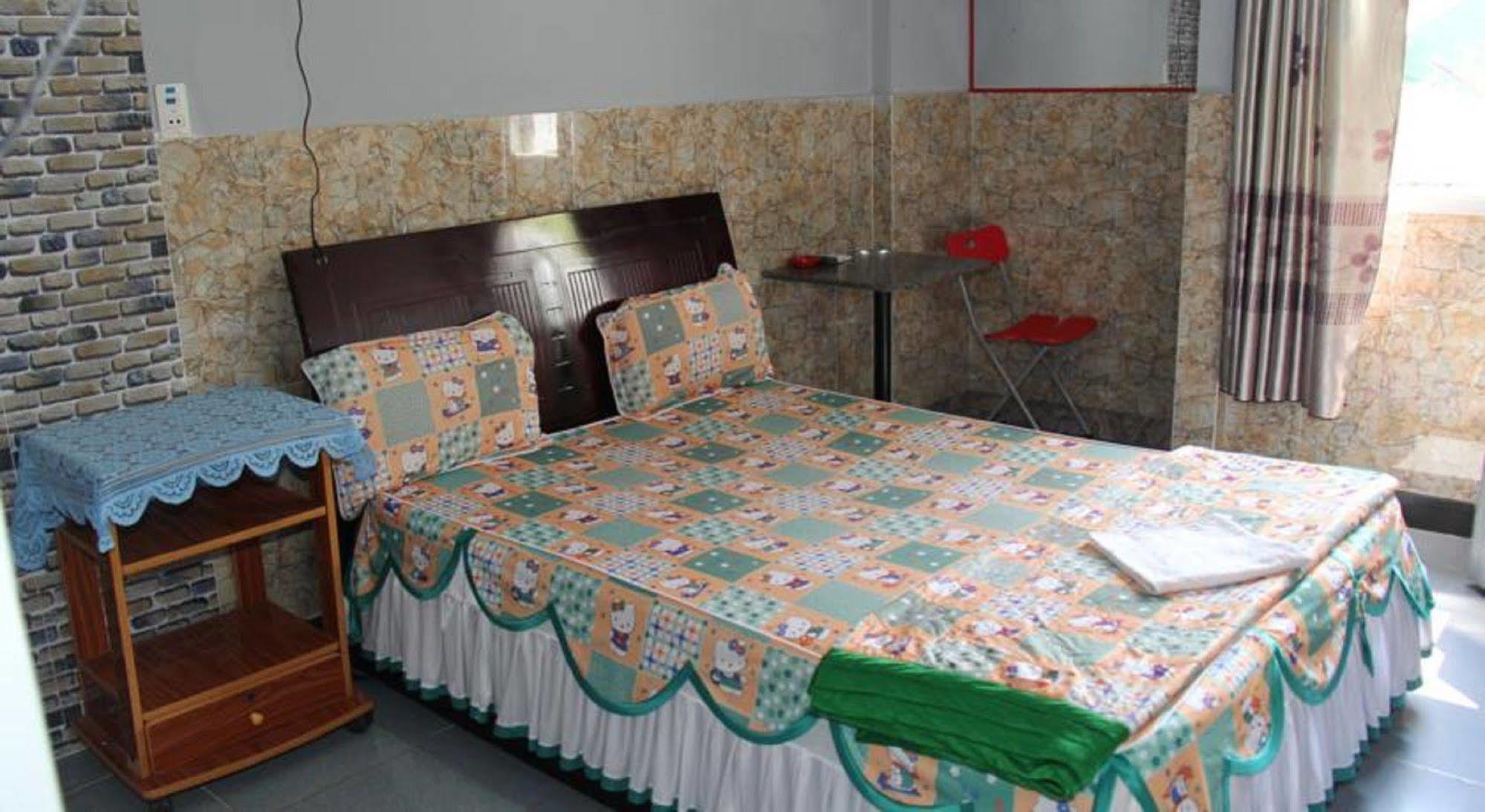 Yen Vy Hotel Куинён Экстерьер фото