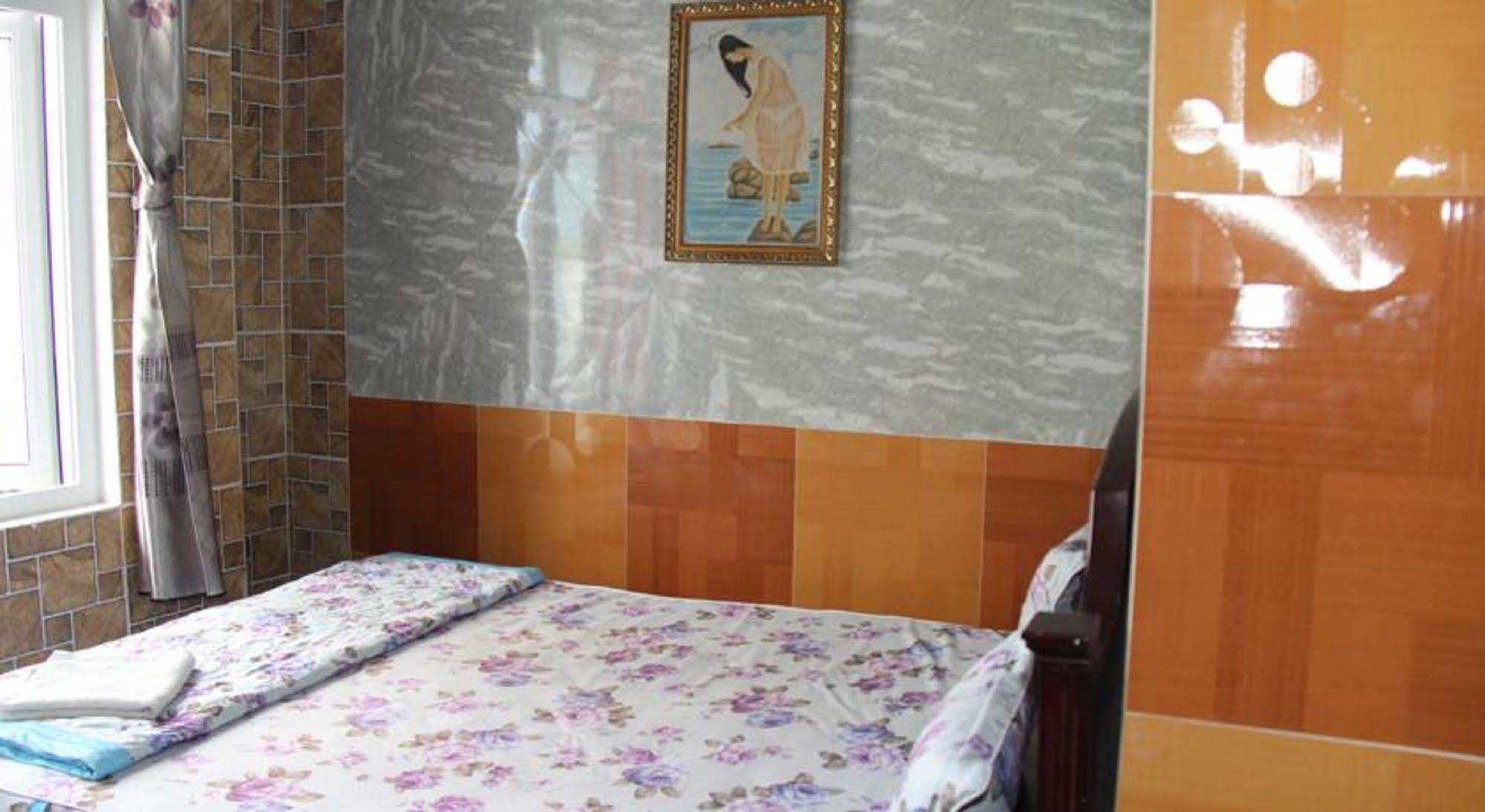 Yen Vy Hotel Куинён Экстерьер фото